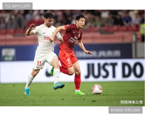 亚冠联赛精彩瞬间：世界波破门引爆全场，球员表现惊艳