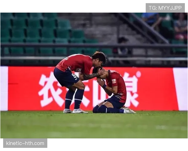 门前冲撞犯规判罚标准为何常引发争议？